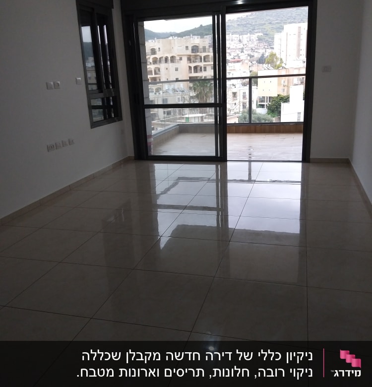 רצפה מבריקה ונקייה בחדר ריק עם חלונות גדולים